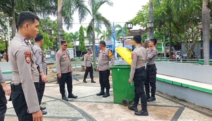 Polres Sumbawa Barat Gelar Bhakti Sosial Jum’at Bersih, Warga Taman Tiangnam Beri Apresiasi