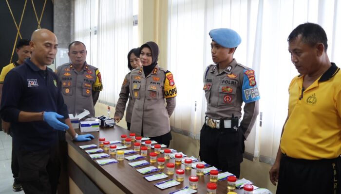 Tegakkan Kedisiplinan, Kapolres Sumbawa Pimpin Tes Urine Mendadak bagi Pejabat Utama