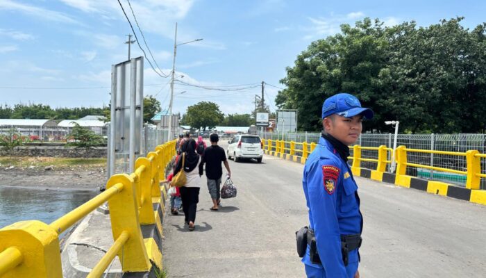Kapal Polisi XXI-1002 Amankan Aktivitas Bongkar Muat Penumpang di Pelabuhan Khayangan Jelang Libur Imlek 2026
