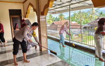 Sambut Ramadan, Bhabinkamtibmas Kalimantong Gotong Royong Bersama Warga di Masjid Darussalam