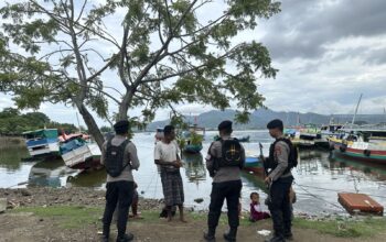 ‎ Sat Samapta Polres Bima Kota Laksanakan Patroli Dialogis dan Sambang Nelayan di Pantai Lawata dan Amahami