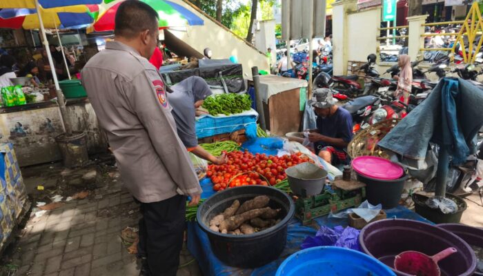 Binmas Polda NTB Sambangi Pedagang Sembako di Pasar Cemare, Dorong Kamtibmas dan Stabilitas Harga Pangan