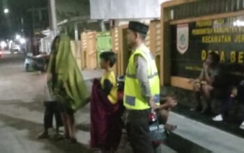 Bhabinkamtibmas Desa Belo Amankan Lalin Tarawih di Masjid Nurul Ihsan Jereweh