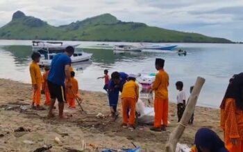 Kapal Polisi XXI-1001 Gelar Bersih Pantai Bersama Pelajar di Gili Tapan Sumbawa