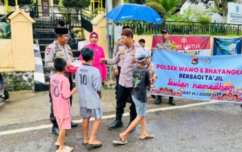 Polri Untuk Masyarakat, Ramadhan Penuh Berkah Polsek Wawo Berbagi Takjil kepada Warga dan Pengendara
