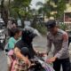 Biddokkes Polda NTB Bagi Takjil untuk Ojol dan Pengendara