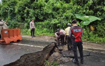 Jalan Utama Buwun Mas Amblas, Polisi Arahkan Jalur Alternatif