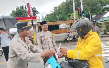 Polsek Jereweh Berbagi Berkah, Ratusan Takjil Gratis Dibagikan Jelang Buka Puasa Ramadhan 1447 H