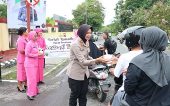 Wujud Kepedulian di Bulan Suci, Kapolres Sumbawa Pimpin Langsung Pembagian Takjil Berkah Ramadhan