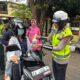 Berbagi Berkah di Jalan Raya, Sat Lantas Polres Dompu Tebar Takjil dan Edukasi Keselamatan