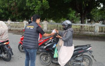 Hangatkan Sore Menjelang Berbuka Puasa dan Raih Berkah di Bulan Suci Ramadhan Satresnarkoba Polres Bima Kabupaten Bagikan Takjil