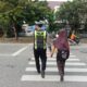Sat Lantas Polres Bima Kota Bantu Seberangkan Pejalan Kaki dan Anak Sekolah, Ciptakan Kamseltibcarlantas yang Lancar