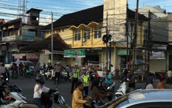 Personel Pos Yan Masbagik Atur Lalu Lintas Antisipasi Ramainya Ngabuburit