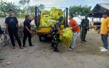 Sinergi Warga dan TNI Bersihkan Pantai Jelang Lebaran Ketupat
