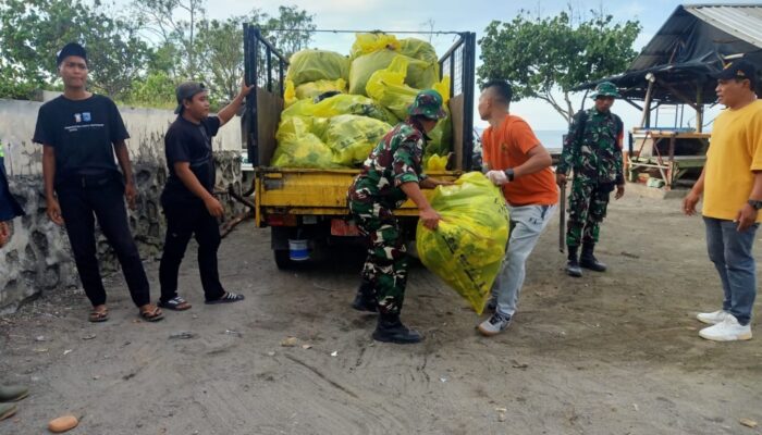 Sinergi Warga dan TNI Bersihkan Pantai Jelang Lebaran Ketupat
