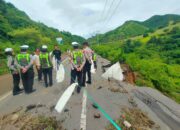 Polres Loteng Imbau Pengguna Jalan Waspadai Jalan Amblas di Montong Ajan. ‎ ‎