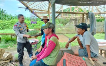 Bhabinkamtibmas Desa Bagik Papan Jalin Silaturahmi, Ajak Warga Dukung Ketahanan Pangan dan Jaga Kamtibmas