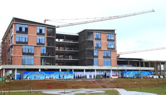 Pembangunan SMA Kemala Taruna Bhayangkara Bogor Capai 60 Persen, Polri Gelar Buka Puasa Bersama Warga Gunung Sindur