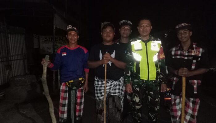 Babinsa Cilinaya Kawal Nyepi Aman Penuh Toleransi