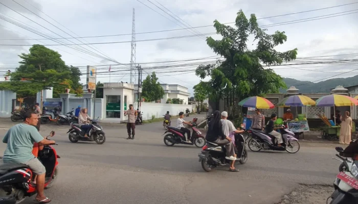 Polsek Kuripan Amankan Ngabuburit di Simpang Empat Desa Kuripan
