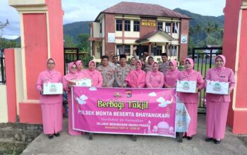 Indahnya Kebersamaan, Polsek Monta dan Bhayangkari Polres Bima Kabupaten Bagikan Takjil Berbuka Puasa Bagi Masyarakat