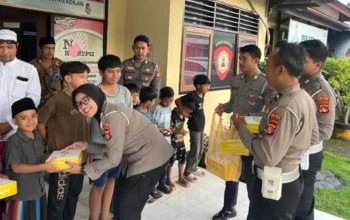 Wujudkan Kedekatan dengan Masyarakat, Polres Lombok Barat Beri Kejutan Manis untuk Anak-Anak Kuripan