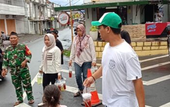 Sinergi Babinsa, Karang Taruna, dan PKK Berbagi