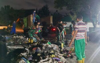 Sinergi TNI dan DLHK Bersihkan Sampah di Gunungsari