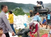 Ketahanan Pangan Terjaga, Bhabinkamtibmas Manggelewa Pantau Panen Jagung Warga