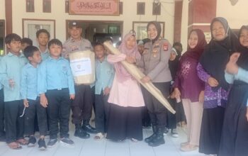 Polda NTB Tanamkan Kesadaran Kamtibmas Sejak Dini kepada Siswa SDN 4 Bajur