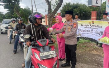Pererat Tali Silaturahmi, Polsek Rhee Gelar Aksi Berbagi Takjil dan Buka Puasa Bersama Keluarga Besar