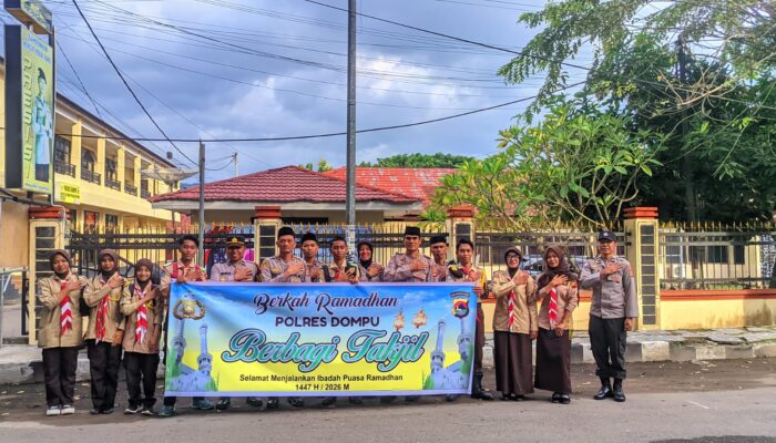 Berbagi Berkah Ramadhan, Sat Binmas Polres Dompu Bagikan Takjil Gratis kepada Pengguna Jalan