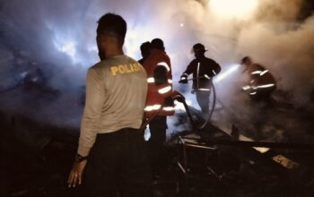 Arus Pendek Listrik Hanguskan Rumah Panggung di Desa Ngeru, Polsek Moyo Hilir Amankan TKP