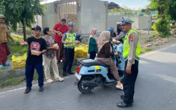 Aksi Humanis Polres Lombok Barat Jaga Kelancaran Berbagi Takjil di Dasan Geres Saat Ngabuburit Ramadan