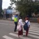 Sat Lantas Polres Bima Kota Laksanakan Rawan Pagi, Bantu Anak Sekolah Menyeberang Jalan