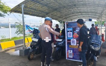 Sipropam Polsek Kawasan Pelabuhan Lb. Lombok Sosialisasikan Yanduan QR Code Propam kepada Pemudik di Kayangan