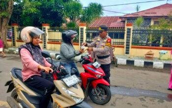 Berbagi Berkah Ramadan, Gabungan Sat Tahti, SiTIK dan SPKT Polres Dompu Bagikan 250 Takjil untuk Pengguna Jalan
