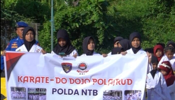 Anak Binaan Karate-Do Dojo Polairud Polda NTB Bagikan Takjil di Pelabuhan Lembar dan Serumbung