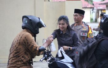 Bag Ops dan Si Humas Polres Dompu Berbagi Takjil di Bulan Ramadan, Sambil Edukasi Keselamatan Berlalu Lintas