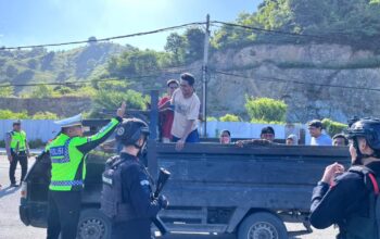 Personel Ops Ketupat Rinjani 2026 Laksanakan Pengaturan Lalu Lintas dan Teguran Humanis di Pos Pam Amahami