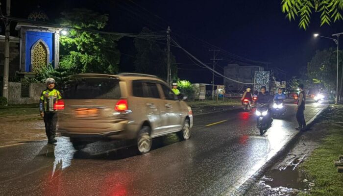 Satgas Preventif Operasi Ketupat Rinjani Polres Bima Kabupaten, Anggota Pos Pelayanan Menggelar PAM Sholat Tarawih