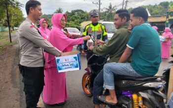 Wujud Kedekatan Polri dan Masyarakat, Polsek KP3 Bandara SMS Bagikan Ratusan Paket Takjil Berbuka Puasa