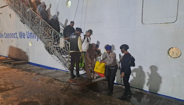 Personel Ops Ketupat Rinjani 2026 Amankan Kedatangan Kapal KM AWU di Pelabuhan Bima