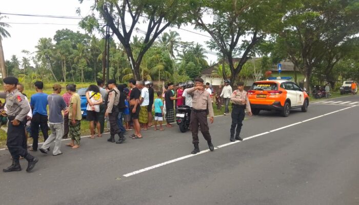 Patroli Ops Ketupat Rinjani 2026, Personel Polda NTB Evakuasi Korban Kecelakaan di Bypass Mandalika