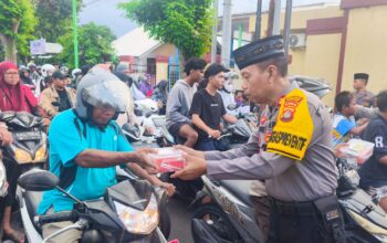Ramadhan Berkah, Sat Samapta Polres Sumbawa Bagikan Takjil Untuk Masyarakat