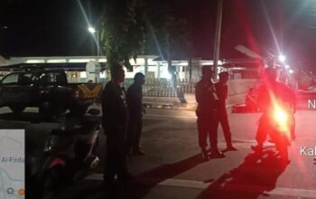 Polisi dan Pol PP Antisipasi Perang Petasan, Kabag Ops Polres Lotim Pimpin Patroli Blue Light di Depan Pendopo Bupati
