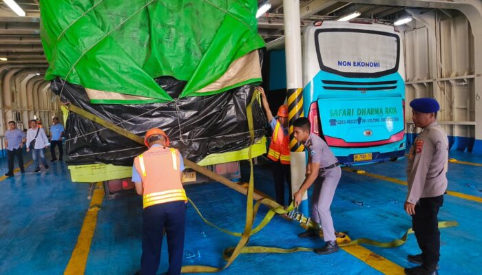 Pastikan Keselamatan Penumpang, Ditpolaurud Polda NTB Bersama KSOP Awasi Bongkar Muat di Pelabuhan Lembar