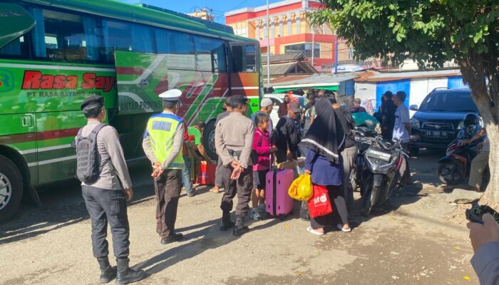 Personel Pos Pelayanan Terminal Dara Ops Ketupat Rinjani 2026 Laksanakan Pengamanan dan Himbauan kepada Pemudik