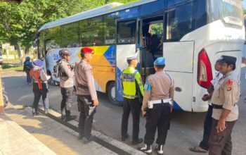 Personel Pos Yan Taliwang Intensifkan pengecakan dan Himbauan Kamtibmas Jelang Mudik Lebaran