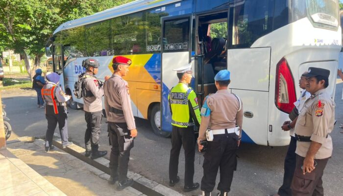 Personel Pos Yan Taliwang Intensifkan pengecakan dan Himbauan Kamtibmas Jelang Mudik Lebaran